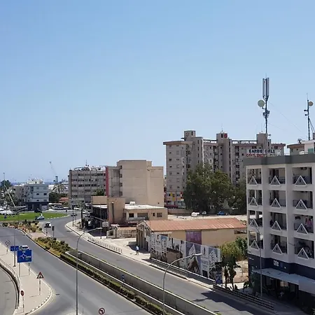 Modern - Comfortable Beds - Wellnes Shower Appartement Larnaca